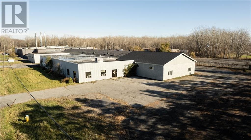 215 SAUNDERS DRIVE, Cornwall, Ontario